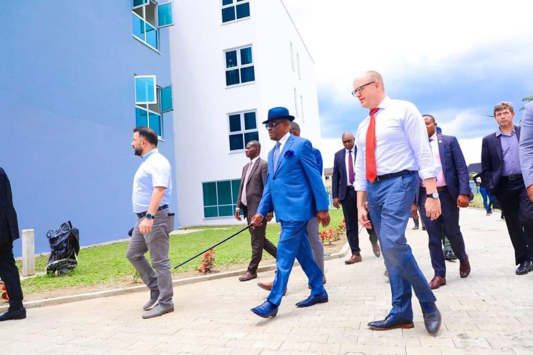 Rivers Governor Nyesom Wike (c), US Consul General Will Stevens (r)