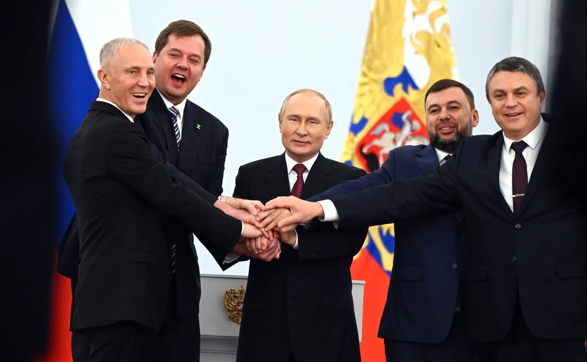 Group-Photo-After-Signing-Treaty