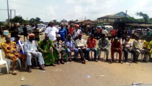 Elders of both communities sitting under the sun on a major road leading to the Aduwawa axis in protest of the bad roads in Teboga in Benin City
