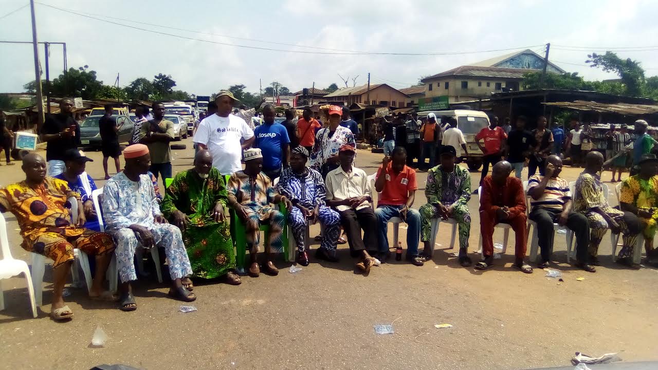Elders of both communities sitting under the sun on a major road leading to the Aduwawa axis in protest of the bad roads in Teboga in Benin City