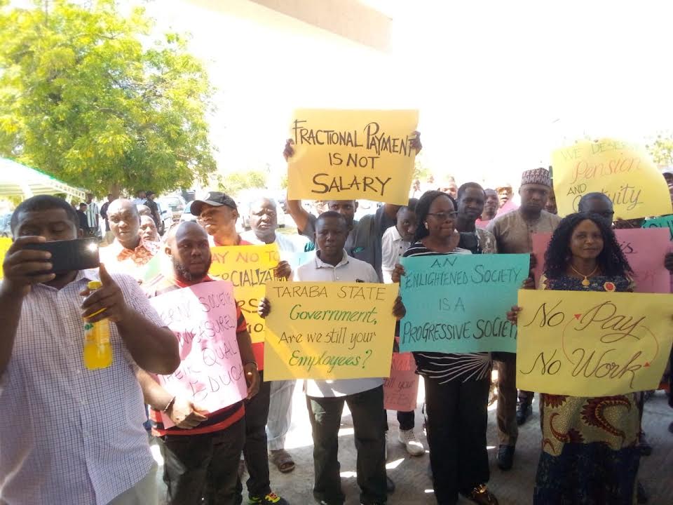 Taraba university lecturers protest fraudulent salary payment by state govt