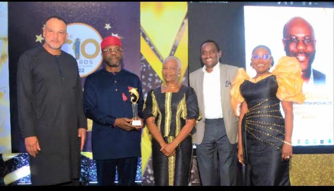 L-R: Mr Ayotunde Coker, CEO, Open Access Data Centres; Award recipient & Founder, SystemSpecs Ltd, Mr John Obaro; Mrs Adunola Akinyemiju, President, Dansol Christian Mission; Mr Oluwakayode Adigun, Vice President, First City Monument Bank; and Mrs Abiola Laseinde, Convener, The Chief Information Officer (CIO) Awards, at the CIO Awards held in Lagos
