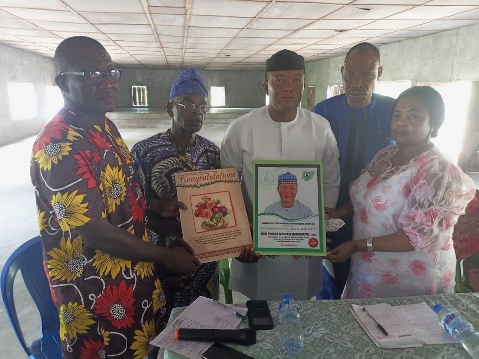 Ogungbemi (middle) and Ekiti Correspondents’ chapel Chairman Mr Raphael Ogbonnaiye (left) and some members of Ajoni mgt team