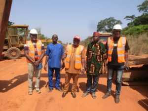1st & 2nd from (l) the contractor, Ikah & town union president, Vincent Ugwuowo 3rd from (r), Hon. Ajibo, HRH, Igwe Ugwuanyi (4th)& Hon. Ugwuerua (5th)