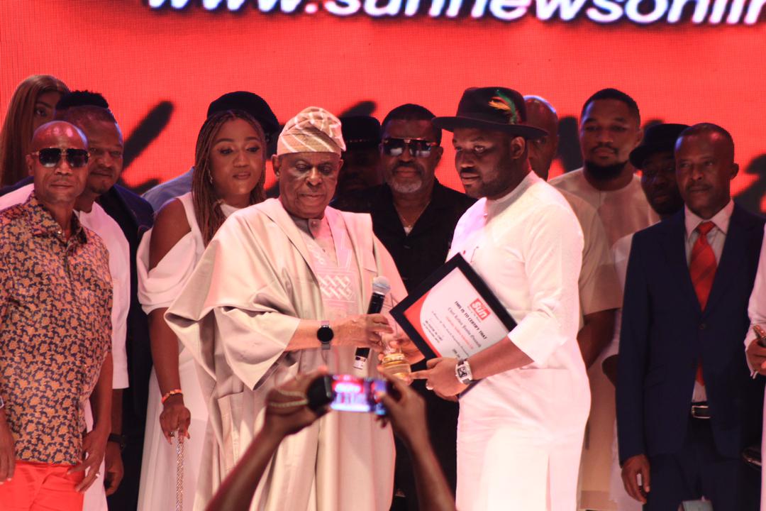 Sun Awards Chairman presents the Hospitality Personality award to CEO Sublime Group Kelvin Jombo Onumah