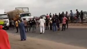 Protest-on-Lagos-Benin-expressway-over-petrol-scarcity-1280×720