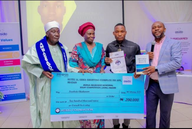 Prof. Halidu Abubakar, Emir of Ilesha-Baruba, Baruten LGA, Kwara State, and his wife, Victoria Abubakar, presented the award to the overall winner of the 3rd Jemila Abubakar Memorial Essay (JAME) competition, Chiahanam Nwogbodo from the University of Nigeria, Nsukka, during the award ceremony held in Ibadan on February 8, 2023