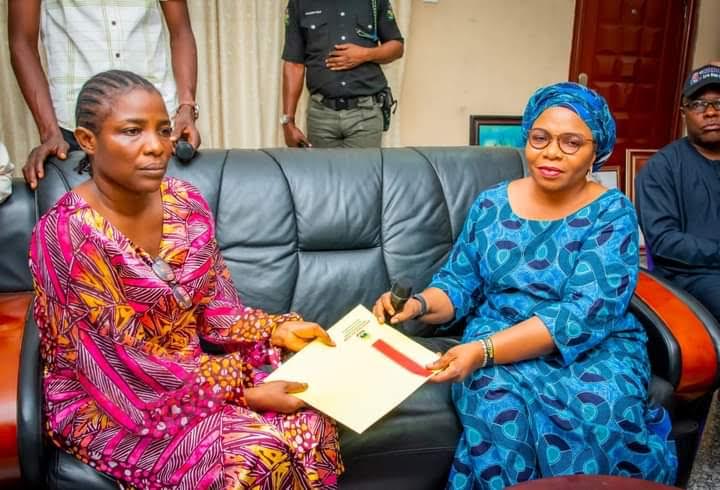 Ekiti State House of Assembly Speaker Rt Hon. Olubunmi Adelugba, presenting a condolence letter to Mrs Bolaji Olagbaju, the daughter of the late former Deputy Governor, Otunba Bisi Egbeyemi, during the lawmakers’ condolence visit to the family on Thursday, March 23, 2023