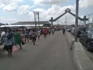 Commuters trekking from  Rumuokoro to Rukpokwu as drivers protest (Source: Twitter/@PHCJagaban)