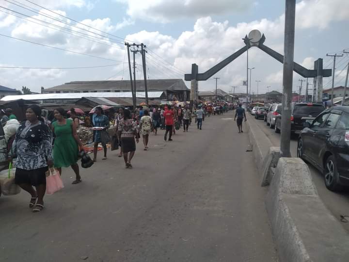 Commuters trekking from  Rumuokoro to Rukpokwu as drivers protest (Source: Twitter/@PHCJagaban)