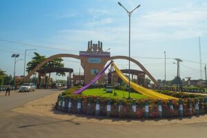 University_of_Benin_Main_Gate_02,_Benin_City,_Edo_State