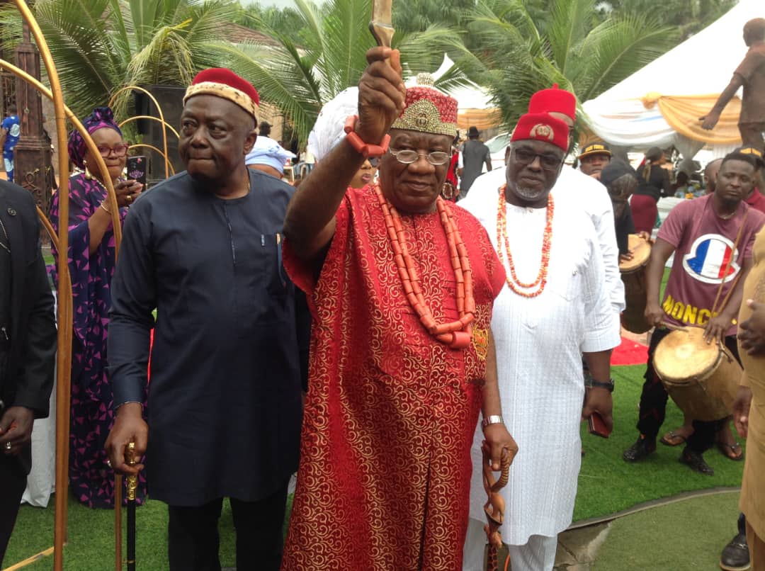 Igwe Onyido flanked by some Chiefs during the ceremony