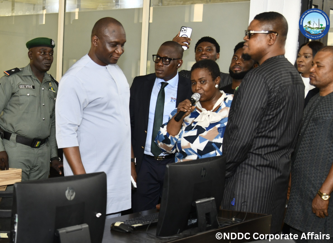 Ogbuku-Inspects-ICT-Centre