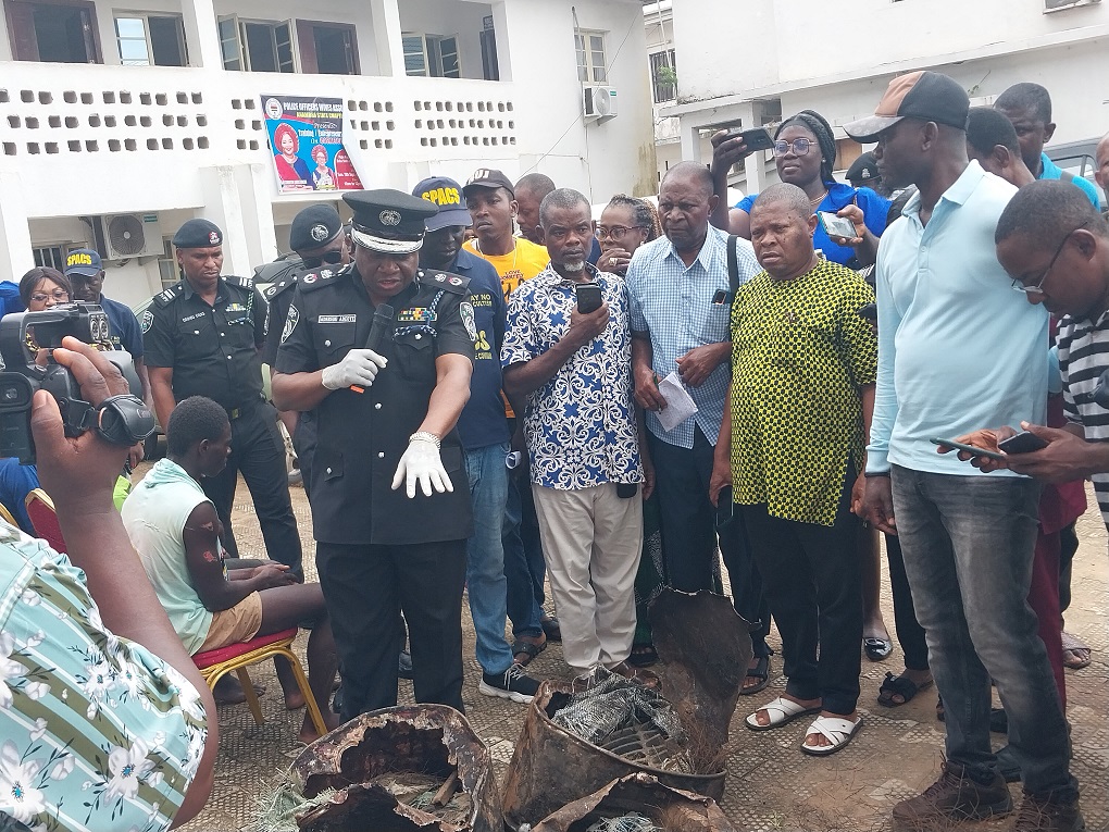 CP Adeoye dispplaying the iron rails recovered from vandals from the second Niger Bridge