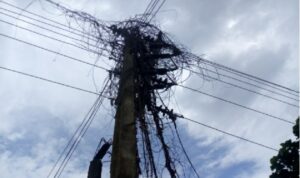 15121046_electricitypolecableindeplorablestateolorunda_jpegb1013f76754fc52bbf06e0e5b46a6fcc