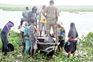 Fishermen-and-women-carrying-fish-caught-for-the-day-at-Oluwo-Fish-Market-River-on-arrival-at-Epe-in-Lagos