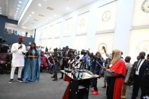 Marvellous-Omobayo-being-sowrn-in-by-Edo-CJ