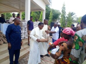 Presentation of food items to beneficiaries