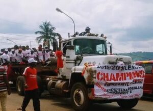 Fan celebrate Rangers victory in Enugu