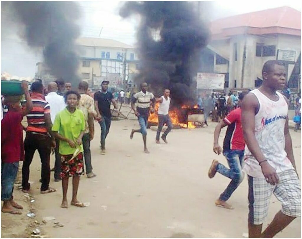 Angry-mob-burns-thief-to-death