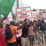 #EndBadGovernance protesters storm Lagos Assembly, tell UN, US: “Tinubu is our leader!