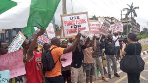 #EndBadGovernance protesters storm Lagos Assembly, tell UN, US: “Tinubu is our leader!