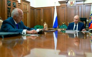 Sergei Chemezov (L), Russian President Vladimir Putin (R)
