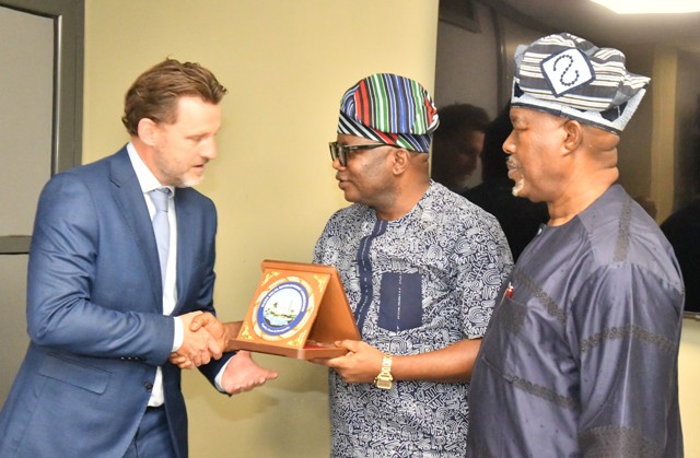 The NDDC Executive Director, Projects, Sir Victor Antai (middle), presenting a plaque to the UNOSAT team leader, Mr. Olivier Van Damme, during a courtesy visit at the Commission’s headquarters in Port Harcourt. On the right is the NDDC Executive Director, Corporate Services, Hon. Ifedayo Abegunde