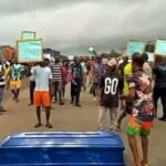 Protesters block East-West Road 2