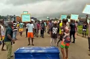 Protesters block East-West Road 2
