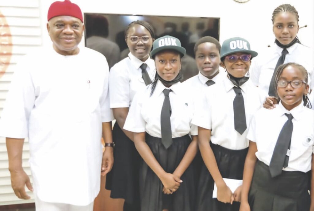 •Senator Kalu with youths of Gen Z
