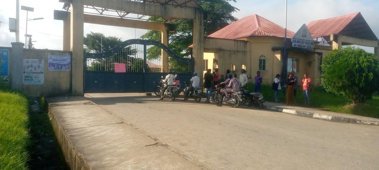 Akwa Ibom state Polytechnic gate locked by Non Academic staff over non implementation of 65 years retirement plan