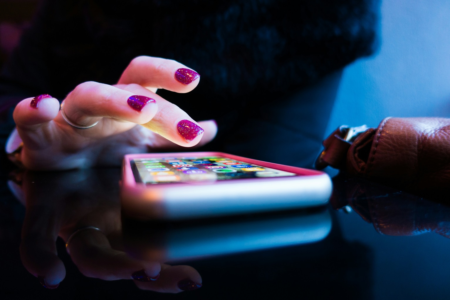 Hands-using-apps-on-mobile-phone
