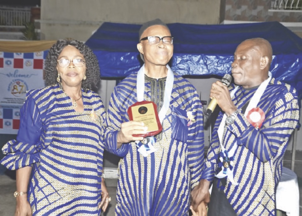 •Sir Steve Osuji receiving his Leading Light Award from Mr. Placid Eziefule, president, ICU, Lagos. With him is his wife, Uchenna Osuji.