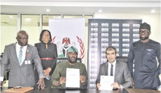 Olugbile (3rd left) with Darwish (2nd right) after signing the agreement
