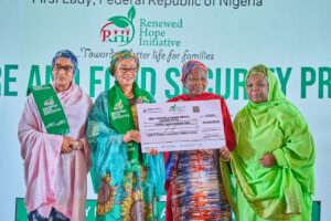 Wife of the Vice President and National Vice Chairman of RHI, Hajia Nana Shettima, First Lady of Nigeria, Oluremi Tinubu and National Chairman of the RHI, Winner of the RHI powered #EveryHomeAGarden Competition, Veronica Kidafa Mabaya from Borno State, wife of the Borno State Governor, Falmata Babagana Zulum and the Minister of State for Agriculture and Food Security Sabi Abdullahi at the announcement of the winner of the competition held at State House Abuja on Wednesday 4th December, 2024