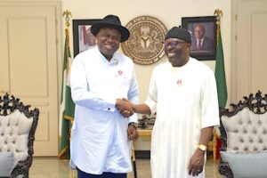 • Bayelsa State governor, Senator Douye Diri (left) and his Rivers State counterpart, Siminalayi Fubara, during Diri’s visit to Government House, Port Harcourt, yesterday.