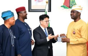 From right, Oyo State Governor, Seyi Makinde; Executive Secretary General, Working Committee for Overseas Cooperation of China Association of Small and Medium Enterprises, He Lixiong; Chairman, Belt and Road Africa Economic Promotion, Innocent Okonkwo and Consul General, Nigeria in Shanghai and China, Ambassador Gbadebo Afolabi, during Chinese Business Investor visit to Governor’s Office Secretariat, Ibadan. PHOTO: Oyo Gov’s Media Unit