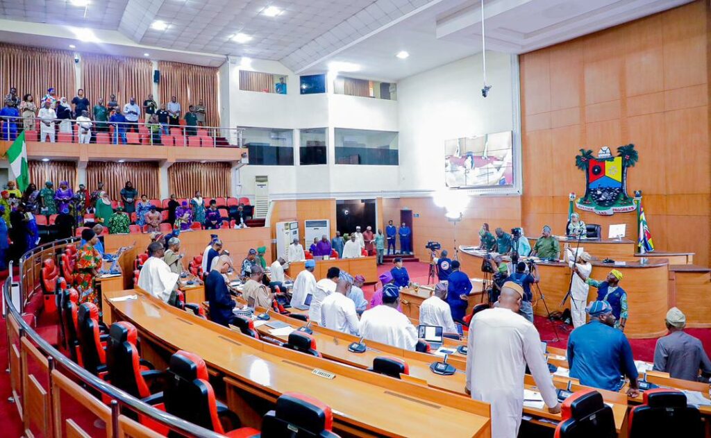 Lagos lawmakers urge Sanwo-Olu to tackle scavengers, manhole thieves