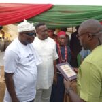 Nzoku Ndi Abia presenting an award to Akiba
