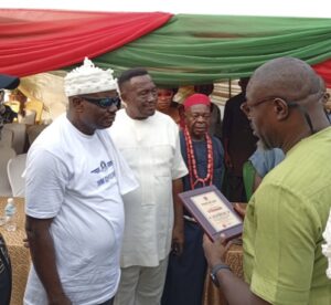Nzoku Ndi Abia presenting an award to Akiba