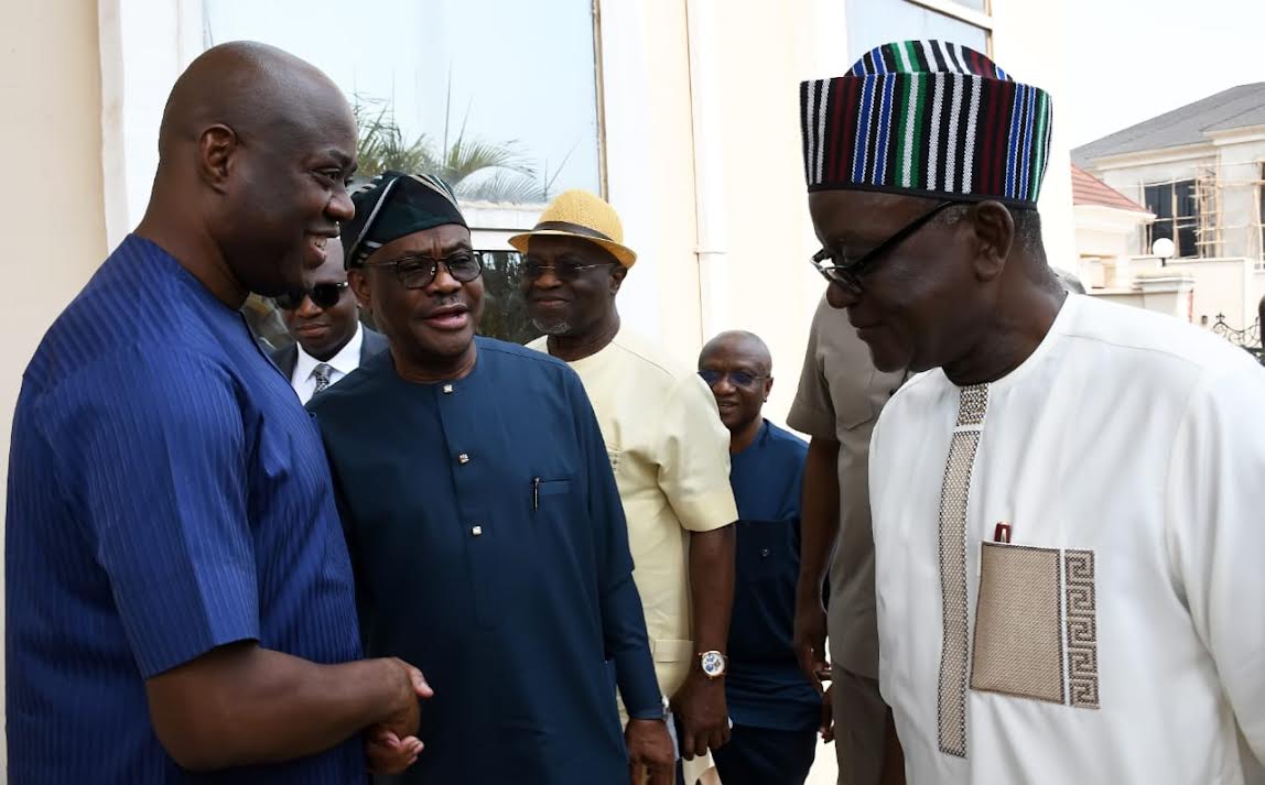 From left, Oyo State Governor, Seyi Makinde; Minister of Federal Capital Territory, Nyesom Wike; former governor of Abia State, Okezie Ikpeazu and former governor of Benue State, Samuel Ortom and , during a condolence visit to Governor Makinde in his house over the death of his brother, Engr Sunday Makinde. PHOTO: Oyo Gov's Media Unit