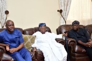 From left, Oyo State Governor, Seyi Makinde; Chief Olabode George and former governor of Osun State, Prince Olagunsoye Oyinlola, during a condolence visit to Governor Makinde in his house over the death of his brother, Engr Sunday Makinde. PHOTO: Oyo Gov’s Media Unit