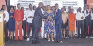 Durotoye presenting an award to one of the students