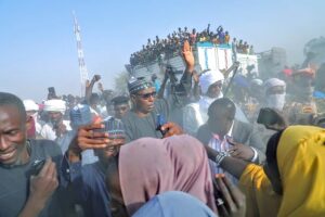 •-Governor-Zulum-middle-with-the-refugess-at-Baga-Sola-Chad.on-Wednesday