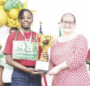 Gorg (right) presenting trophy to Salami
