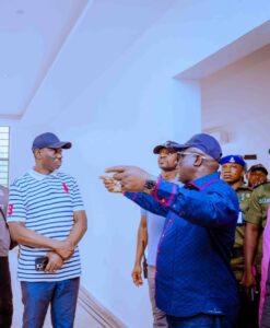 Delta State Governor, Rt. Hon. Sheriff Oborevwori (right) discussing with Arch. Kester Ifeadi (left) while inspecting the ongoing  construction of eight duplexes in Commissioners Quarters, Asaba on Wednesday. PIX: SAMUEL JIBUNOR