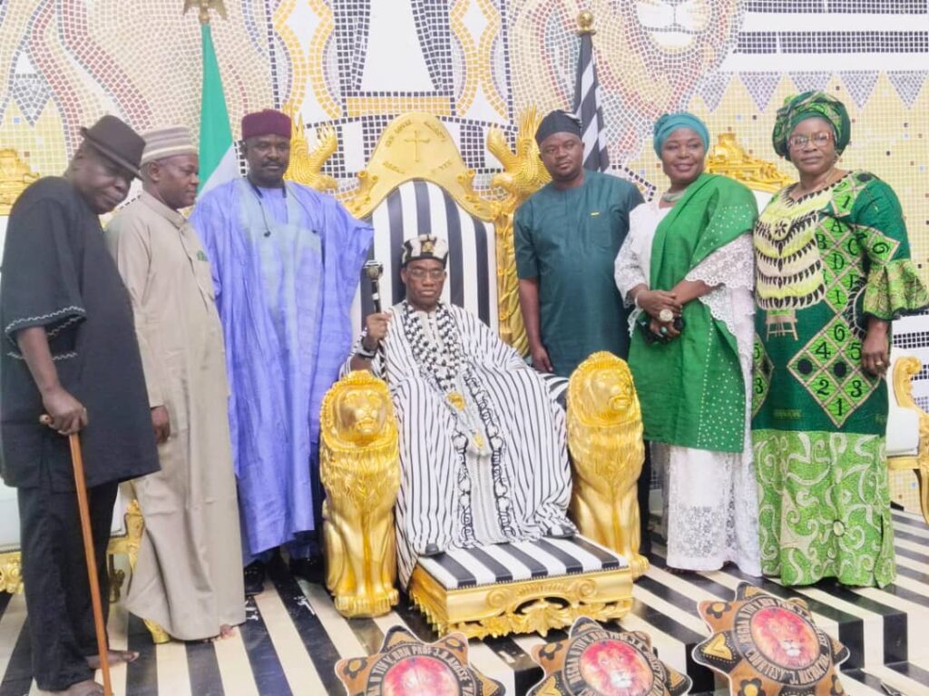 The Tor Tiv and the in a photograph with the team during the visit.