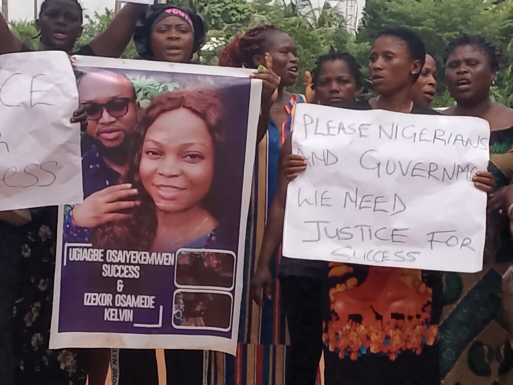 A cross session of the market women protesting the death of the pregnant woman in Benin City