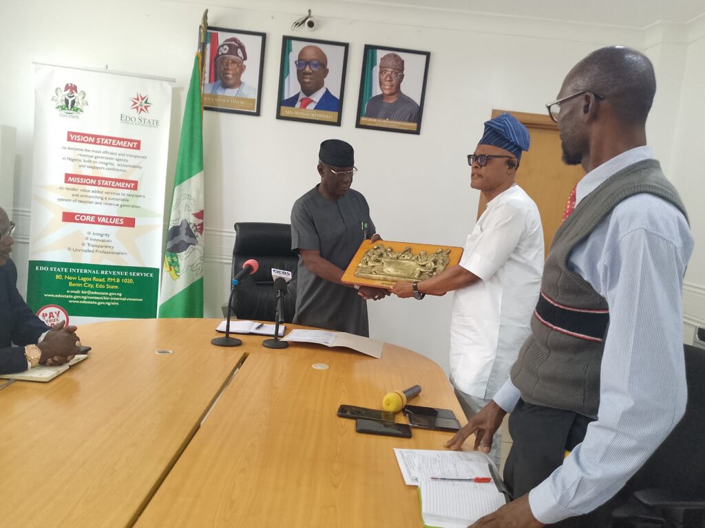 Dr. Festus Alenkhe (r)presenting an effigy of the Last Super to the Executive Chairman of the EIRS, Mr. Bankole Balogun (l) during the visit in Benin City